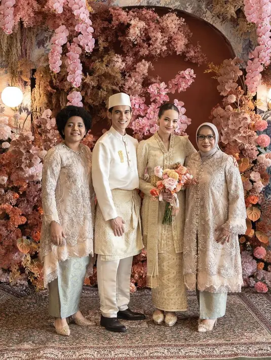 Sedangkan Molen Kasetra tampil dengan busana senada dengan Enzy. Potret bahagia Enzy setelah menerima lamaran Molen berfoto bersama mama dan adiknya. [Instagram/fadlan_indonesia]