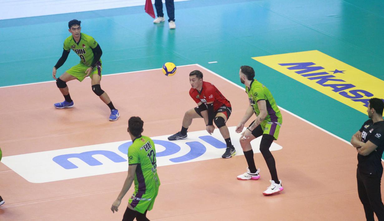 <p>Pemain Jakarta STIN BIN, Bastian Tamtomo (tengah) berusaha mengembalikan serve saat menghadapi Jakarta Pertamina Pertamax pada laga pekan pertama putaran I PLN Mobile Proliga 2024 di GOR Amongrogo, Yogyakarta, Minggu (28/4/2024). Jakarta STIN BIN menang 3-0 (25-21, 25-23, 25-20). (Dok. PBVSI)</p>