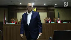Dorodjatun Kuntjoro-Jakti meninggalkan ruang sidang Pengadilan Tipikor, Jakarta, Kamis (12/7). Dorodjatun batal bersaksi dalam sidang kasus dugaan korupsi penerbitan SKL BLBI dengan terdakwa Syafruddin Arsyad Temenggung. (Liputan6.com/Helmi Fithriansyah)