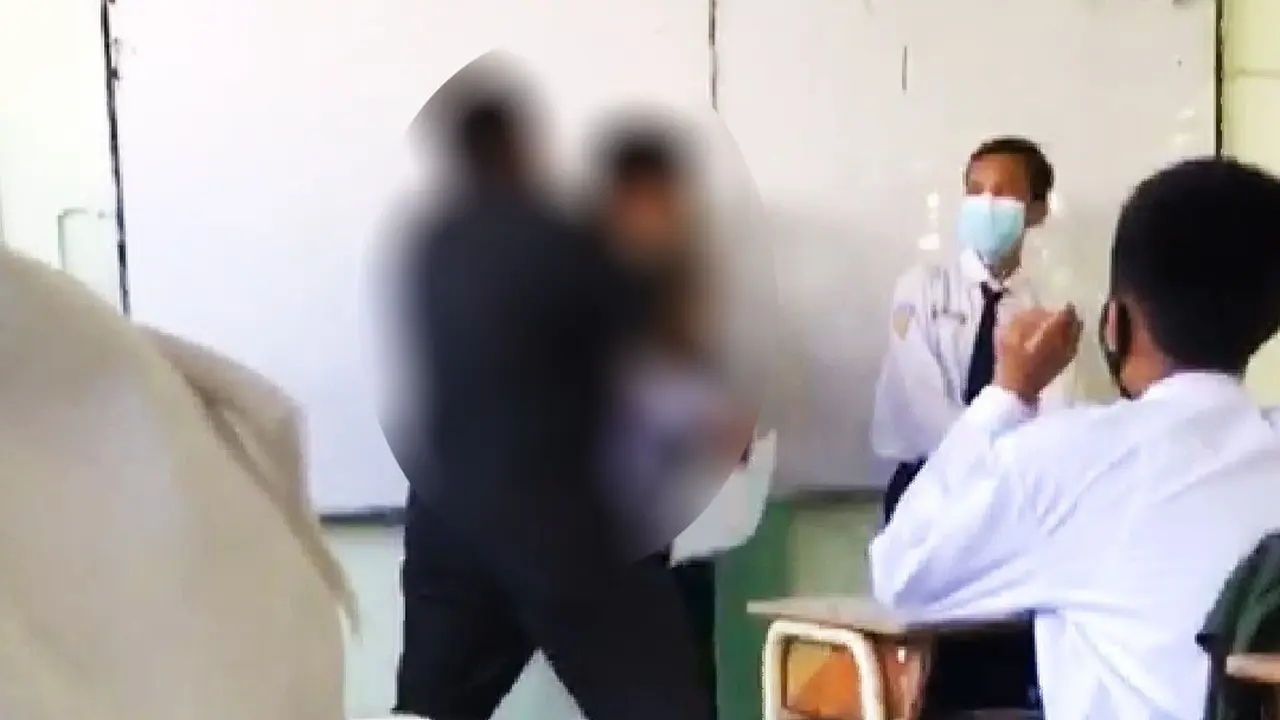 Cuplikan video aksi guru memukul siswanya si SMP Surabaya (Dian Kurniawan/Liputan6.com)