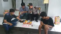 Polisi dan sipir LP Kedungpane memeriksa ulang tujuh kotak nasi setelah ditemukan dua paket sabu. (foto: Liputan6.com/edhie)