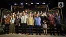 Ketua Dewan Komisioner (DK) Otoritas Jasa Keuangan (OJK) Mahendra Siregar (tengah) berfoto bersama para penerima penghargaan OJK Apresiasi Media Massa, Jakarta, Selasa (2/12/2025). (Liputan6.com/Helmi Fithriansyah)