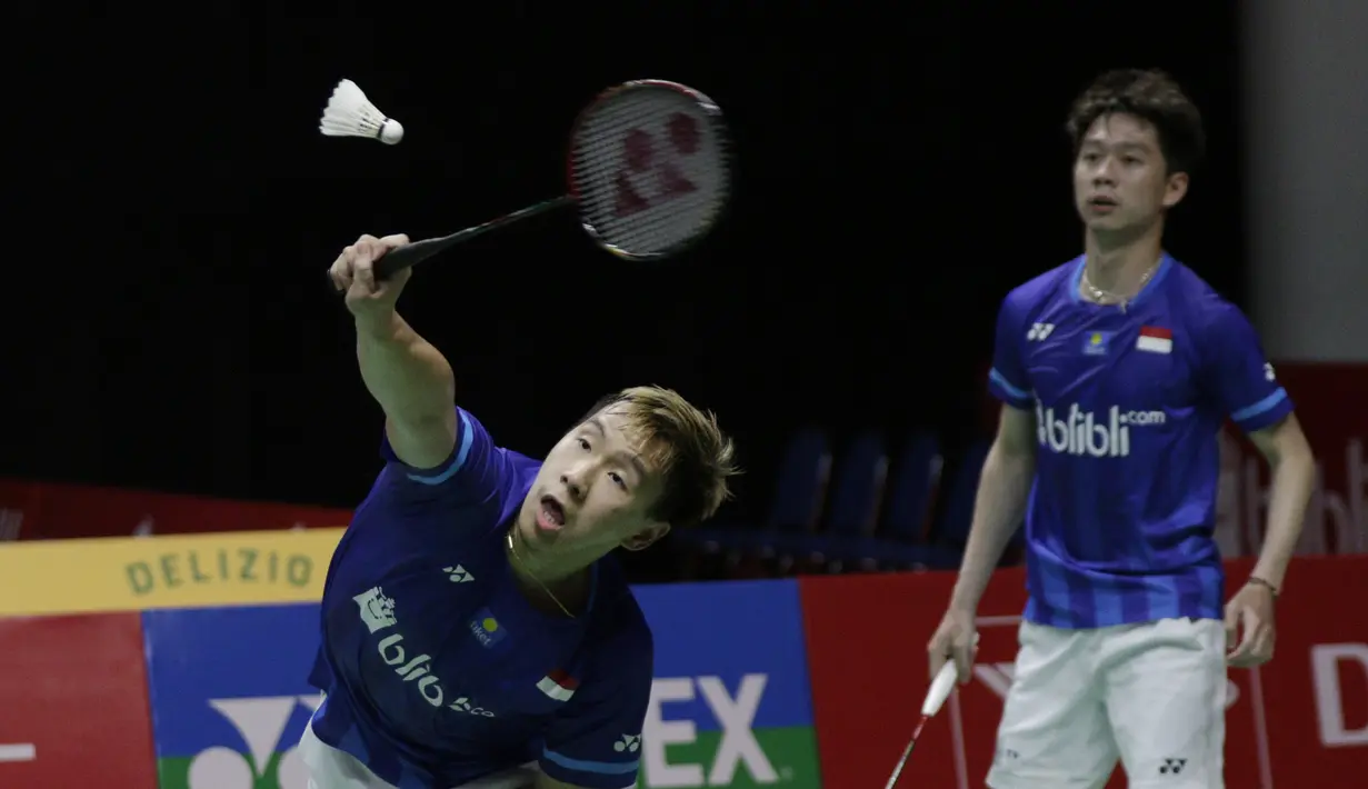 Ganda Putra Indonesia, Kevin Sanjaya/Marcus Fernaldi, saat melawan Mohammad Ahsan/Hendra Setiawan, pada laga final Daihatsu Indonesia Masters 2020 di Istora, Jakarta, Minggu (19/1). Kevin/Marcus menang 21-15, 21-16. (Bola.com/M Iqbal Ichsan)
