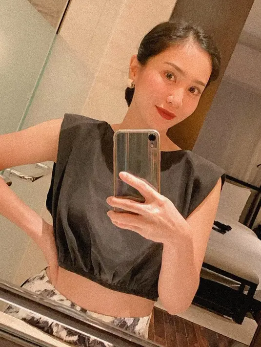 "Masih produktif cuma membosankan aja kali ya. Kalau syuting bisa becanda sama kru dan pemain lain. Kalau ini di rumah, ketemu karyawan, urus bisnis, agak mumet sih," tutup Bunga Zainal. (Instagram/bungazainal05)