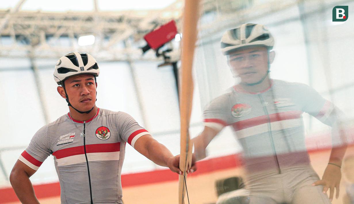 Pebalap putra Indonesia, Fandi Jolata saat berlatih untuk persiapan UCI Track Nations Cup 2023 di Jakarta International Velodrome, Rawamangun, Jakarta Timur, Kamis (16/02/2023). Ajang UCI Track Nations Cup 2023 akan berlangsung pada 23-26 Februari 2023. (Bola.com/Bagaskara Lazuardi)