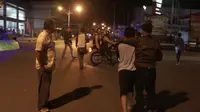 Remaja yang sedang asyik berkumpul jelang sahur langsung kocar-kacir setelah anggota Polres Gorontalo menembakkan gas air mata berkali-kali. (Liputan6.com/Andri Arnold)