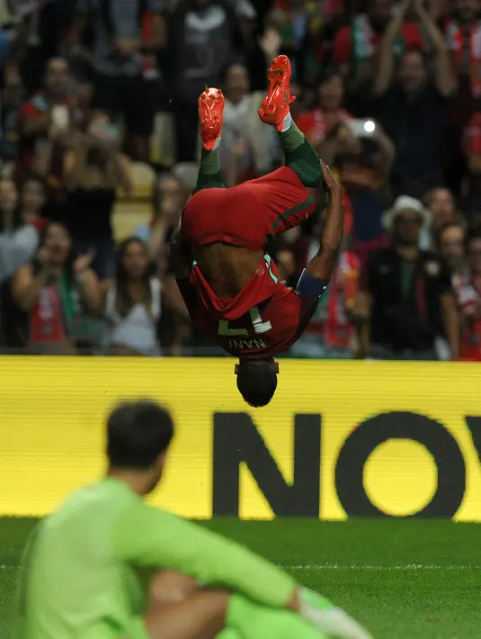 Pemain Portugal, Nani, merayakan gol yang dicetaknya ke gawang Gibraltar. Pesta gol Portugal dimulai pada menit ke-27 melalui Nani hasil umpan dari Bruno Alves. (AP/Paulo Duarte)