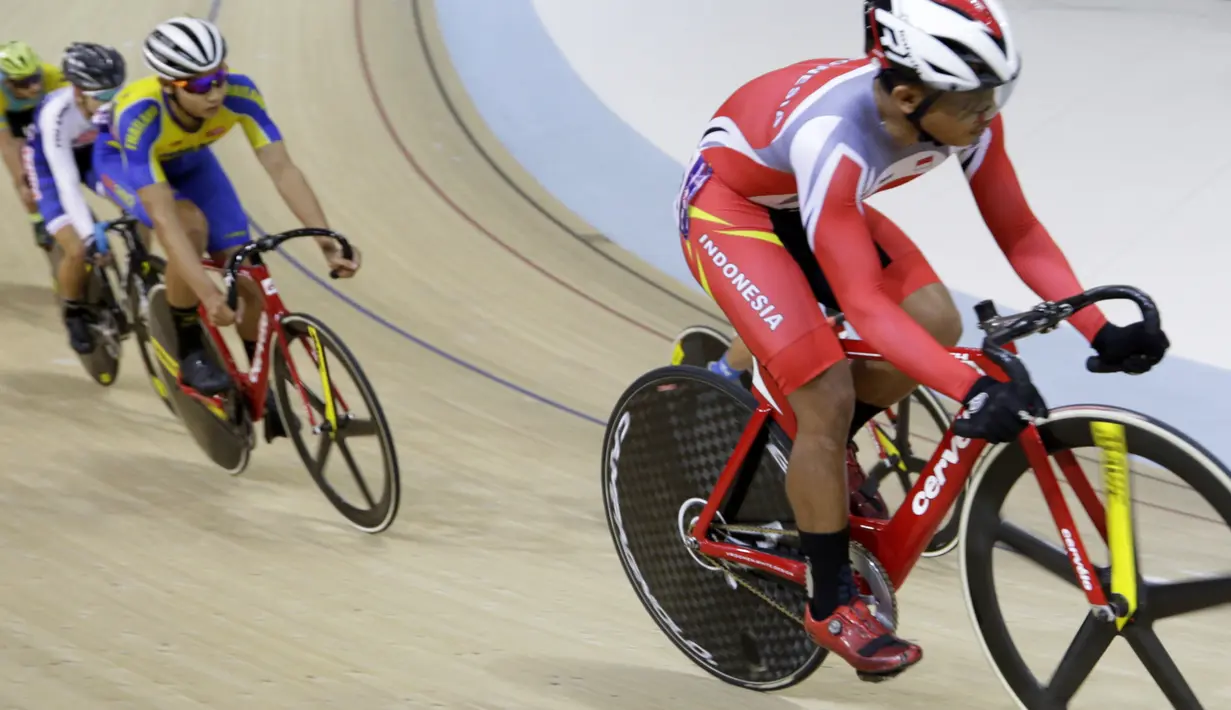 Pesepeda Indonesia, Angga Dwi Wahyu (kanan), memacu kecepatan pada nomor scratch race junior putra saat Asian Track Championship 2019 di Jakarta International Veledrome, Jakarta, Kamis (10/1). Angga berhasil meraih emas. (Bola.com/Yoppy Renato)