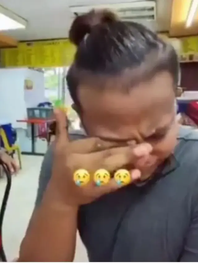 Pria Ini Terharu saat Minum Teh Tarik