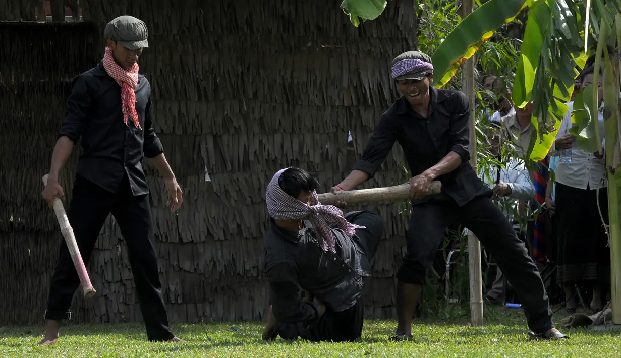 Sejumlah aktor memperagakan pembunuhan massal yang dilakukan prajurit Khmer Merah saat berkuasa di  Phnom Penh, Kamboja, (20/5). Perayaan ini dipusatkan di depan Choeung Ek, museum Killing Fields di pinggiran Phnom Penh. (AFP PHOTO/TANG CHHIN SOTHY)