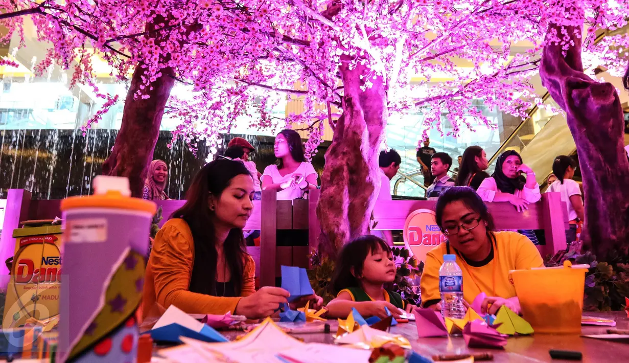 Anak-anak sedang belajar menggambar di bawah pohon sakura Mal Taman Anggrek, Jakarta (02/04). Area bermain dan belajar yang mirip di Jepang ini juga menghadirkan beragam flora dan fauna. (Liputan6.com/Fery Pradolo)