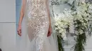 Model berjalan diatas panggung mengenakan gaun pengantin koleksi Monique Lhuillier saat Bridal Fashion Week di New York (21/4). (AP Photo/ Mary Altaffer)