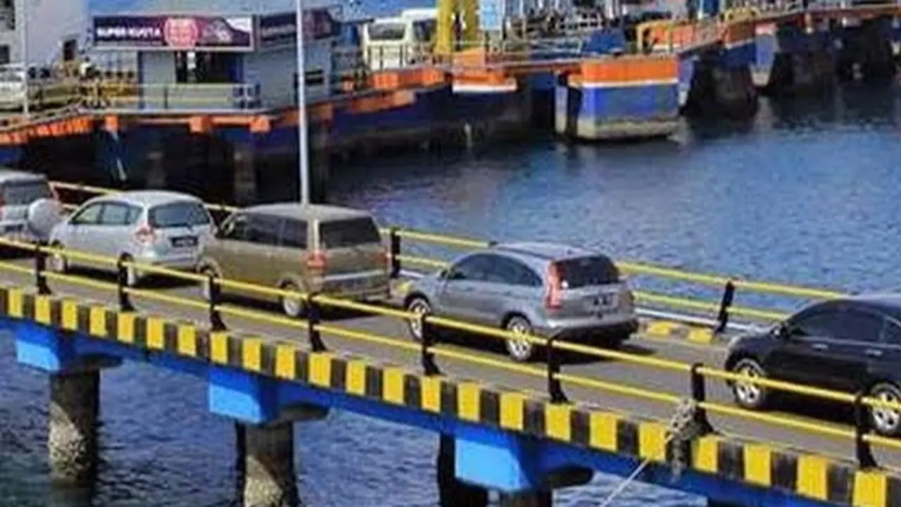Antrean kendaraan yang hendak menyeberang ke Bali di Pelabuhan Ketapang Banyuwangi (Istimewa)