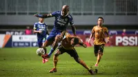 Pemain Persib Bandung, David Da Silva (kiri)&nbsp;berusaha melewati hadangan pemain Bhayangkara FC, Ruben Sanadi pada laga lanjutan BRI Liga 1 2022/2023 antara Persib Bandung melawan Bhayangkara FC di Stadion Pakansari, Bogor, Jumat (24/03/2023). (Bola.com/Bagaskara Lazuardi)