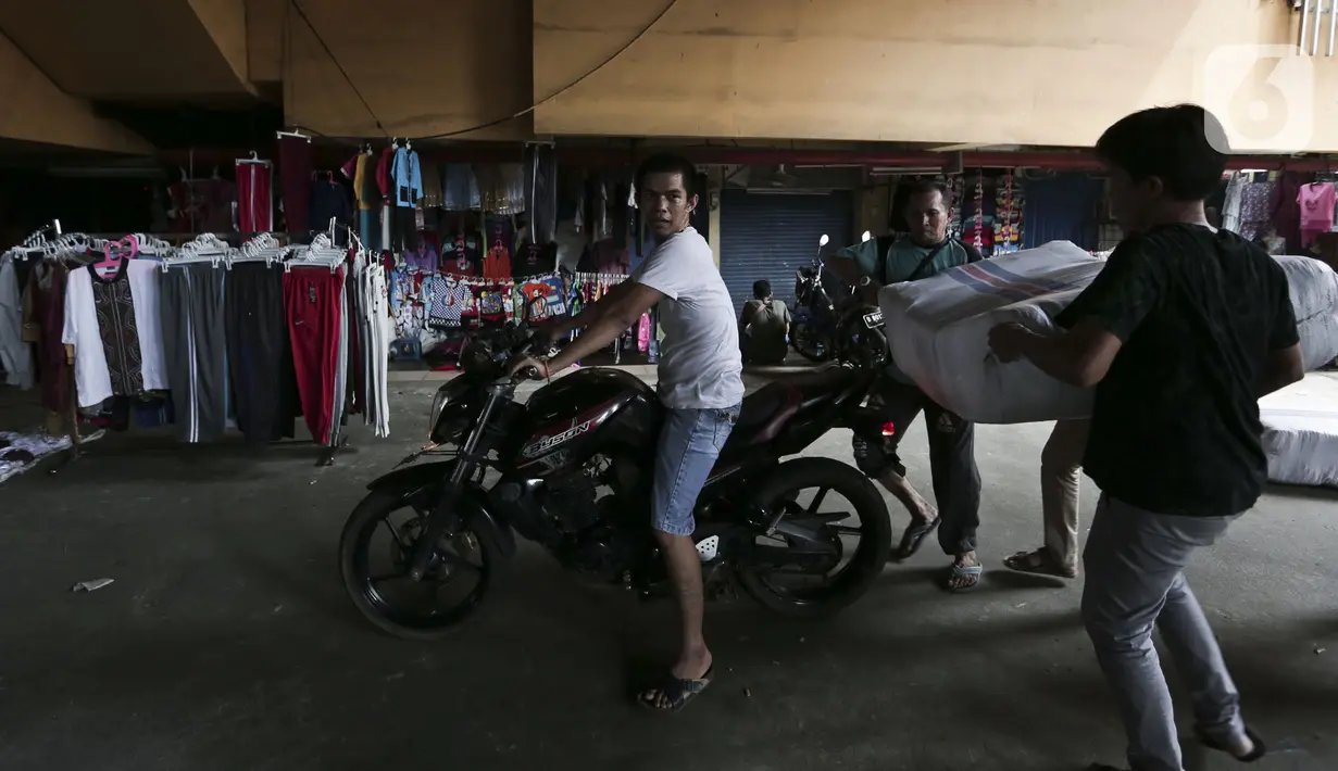 Sejumlah pria memindahkan barang di Pasar Cipulir, Jakarta, Senin (6/4/2020). Para pedagang berharap pandemi virus corona COVID-19 cepat berlalu dan kondisi kembali normal. (Liputan6.com/Johan Tallo)