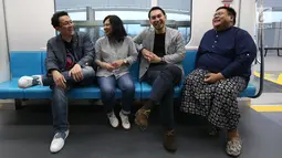 Founder #DENGARYANGMUDA Diaz Hendropriyono , Head of Talent Business Partner Bukalapak Rindang Prameswari , CEO/Co-Founder HaloHola Jaka Putranto dan co-host Anggana Bunawan berbincang di MRT, Jakarta, Rabu (13/3). (Liputan6.com/HO/Ading)