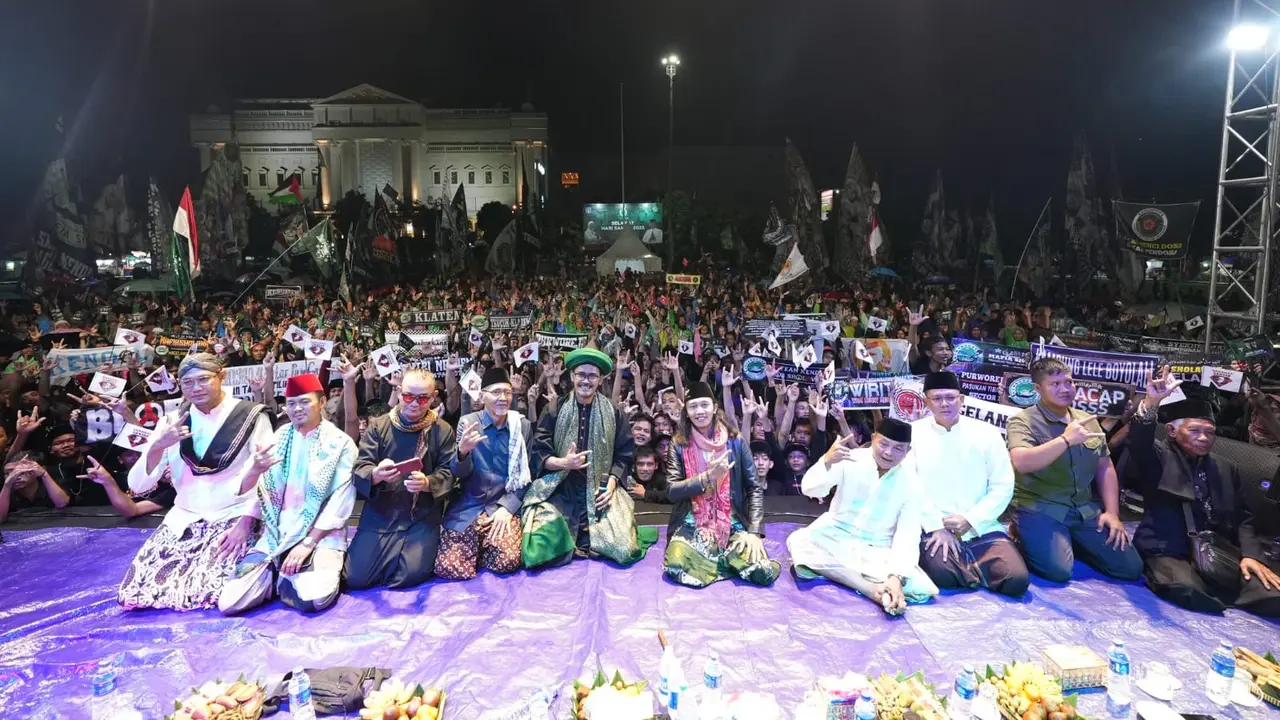 Relawan calon presiden (capres) nomor urut 3 Ganjar Pranowo, Sahabat Ganjar menggelar acara Selawat Kebangsaan yang dihadiri oleh warga di Lapangan Denggung, Kabupaten Sleman, Yogyakarta pada Senin (4/12/2023).