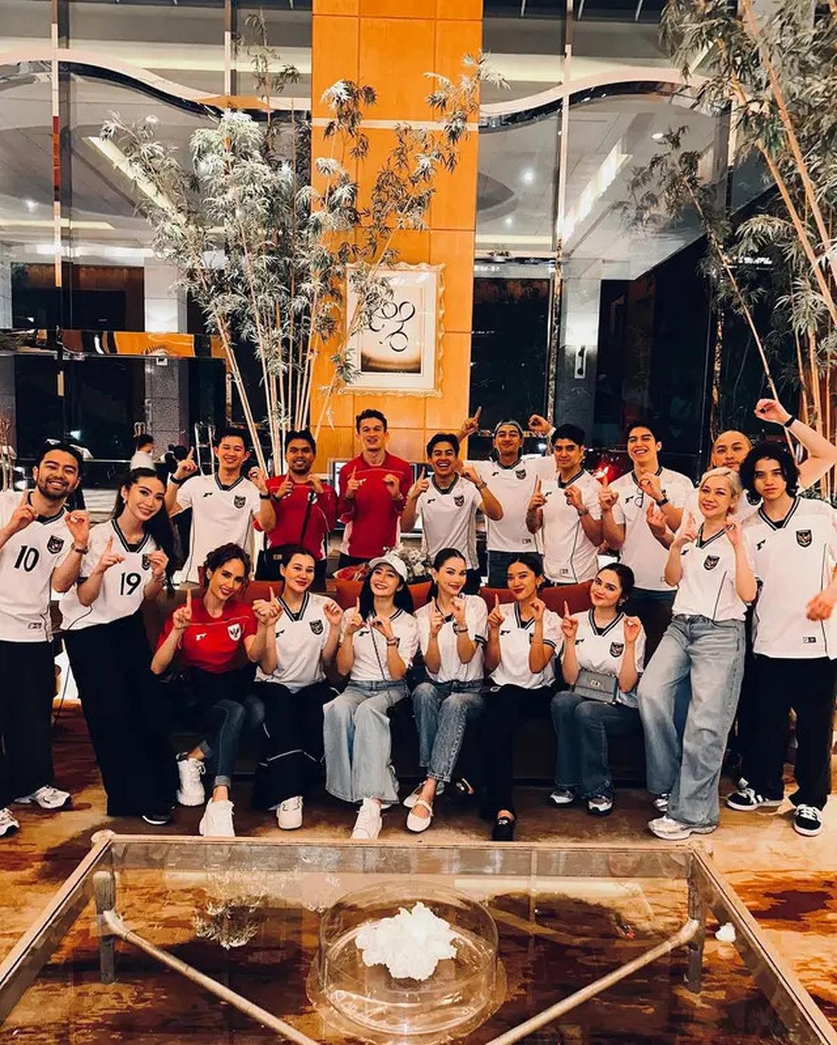 6 Potret Febby Rastanty Nonton Timnas Bareng Teman Artis, Suami Sedang Bertugas