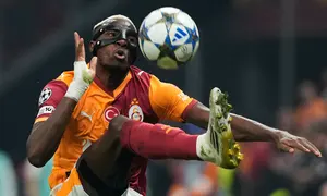 Aksi Victor Osimhen dalam laga Liga Champions antara&nbsp;Galatasaray vs Bodo/Glimt, Rabu (22/10/2025).&nbsp;(AP Photo/Khalil Hamra)