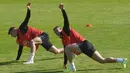 Para pemain Inggris saat mengikuti sesi latihan jelang menghadapi Bulgaria dalam lanjutan penyisihan Grup A kualifikasi Euro 2020 di Praha, Republik Ceko, Minggu (13/10/2019). The Three Lions berpeluang memastikan tiket ke Euro 2020 saat menghadapi Bulgaria. (Michal CIZEK/AFP)