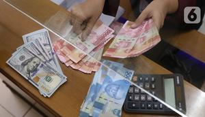 Petugas menghitung uang rupiah di penukaran uang di Jakarta, Senin (9/11/2020). Nilai tukar rupiah terhadap dolar AS bergerak menguat pada perdagangan di awal pekan ini Salah satu sentimen pendorong penguatan rupiah kali ini adalah kemenangan Joe Biden atas Donald Trump. (Liputan6.com/Angga Yuniar)