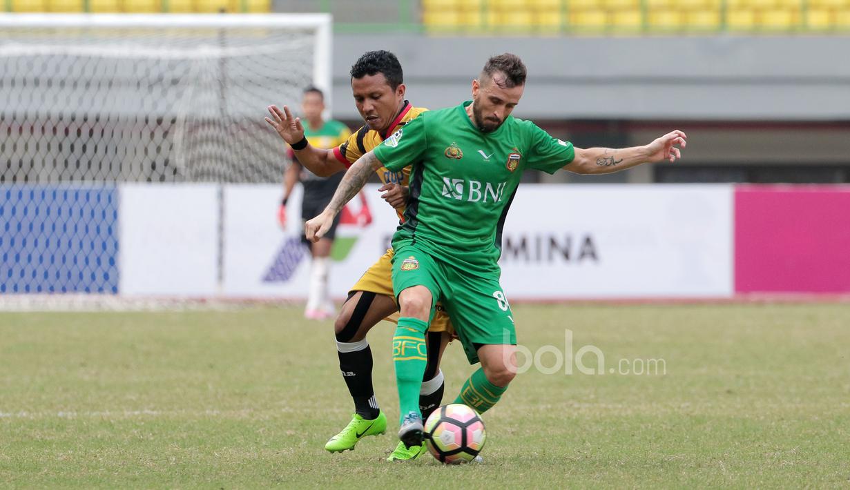 Duel pemain Bhayangkara FC, Paulo Sergio (kanan) dengan pemain Mitra Kukar, Hendra Adi Bayauw pada lanjutan Liga 1 2017 di Stadion Patriot, Bekasi, Jumat (21/7/2017). Bhayangkara menang 4-1. (Bola.com/Nicklas Hanoatubun)