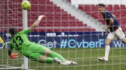 Penyerang Osasuna, Ante Budimir mencetak gol melewati kiper Atletico Madrid, Jan Oblak pada laga pekan ke-37 LaLiga di Wanda Metropolitano, Minggu (16/5/2021). Sempat tertinggal,  Atletico Madrid menang dramatis 2-1 atas Osasuna. (AP Photo/Manu Fernandez)