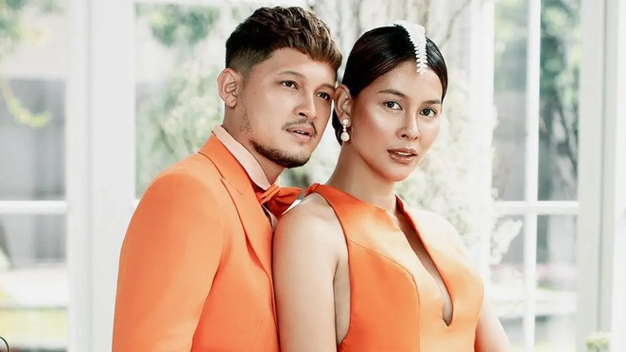 6 Gaya Pemotretan Bunga Jelitha dan Syamsir Alam Rayakan Anniversary, Tampil Menawan