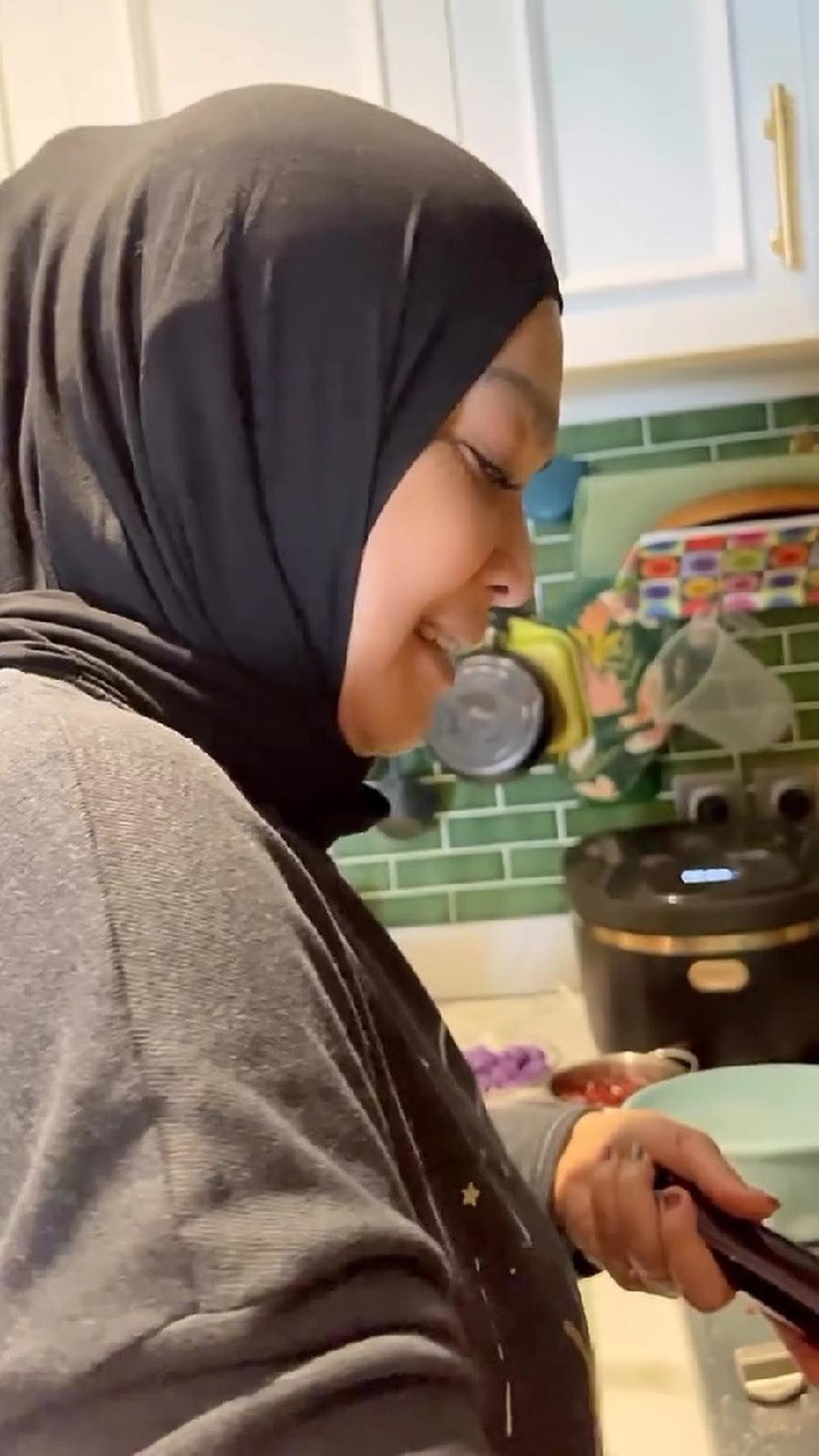 Momen Rieta Amilia Bikin Bubur Kampiun untuk Buka Puasa, Penampilannya Menggugah Selera dan Bikin Netizen Ngiler