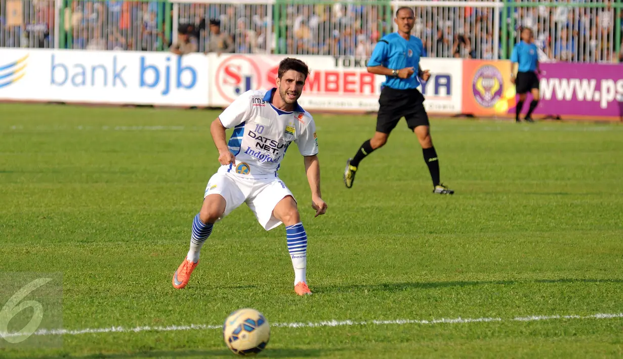 Gelandang anyar Persib Bandung, Robertino Pugliara saat melakoni laga melawan PSGC di Stadion Galuh Ciamis, Minggu (10/7/2016). Di Persib, Robertino Pugliara mengaku masih membutuhkan waktu untuk beradaptasi. (Liputan6.com/Helmi Fithriansyah)