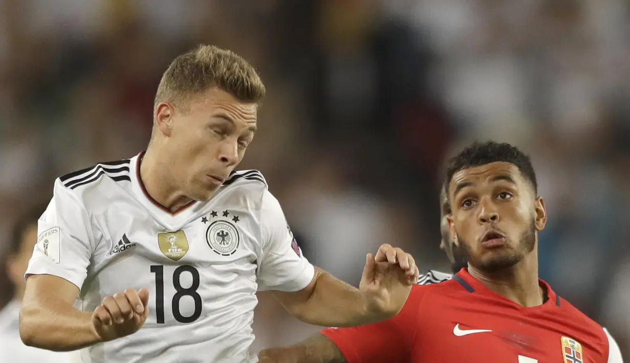 Pemain Jerman, Joshua Kimmich (kiri) menghalau bola dari kejaran pemain Norwegia, Joshua King pada laga grup C kualifikasi Piala Dunia 2018 di Mercedes-Benz Arena, Stuttgart, (4/9/2017). Jerman menang 6-0. (AP/Matthias Schrader)