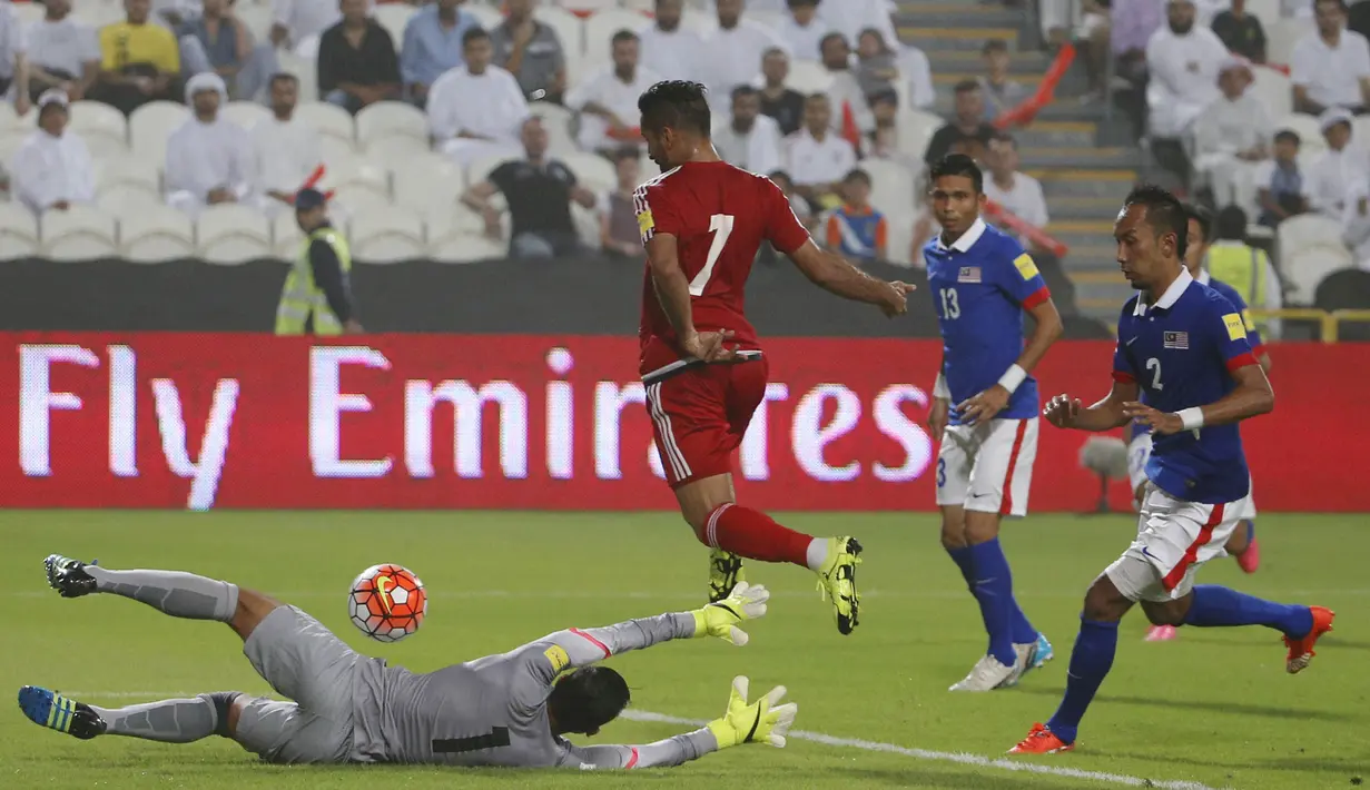 Pemain UAE, Ali Ahmed Mabkhout membobol gawang Malaysia pada laga Kualifikasi Piala Dunia 2018 di Abu Dhabi, UAE, Kamis (3/9/2015). Pada laga itu Malaysia kalah 0-10. (AFP/Karim Sahib)
