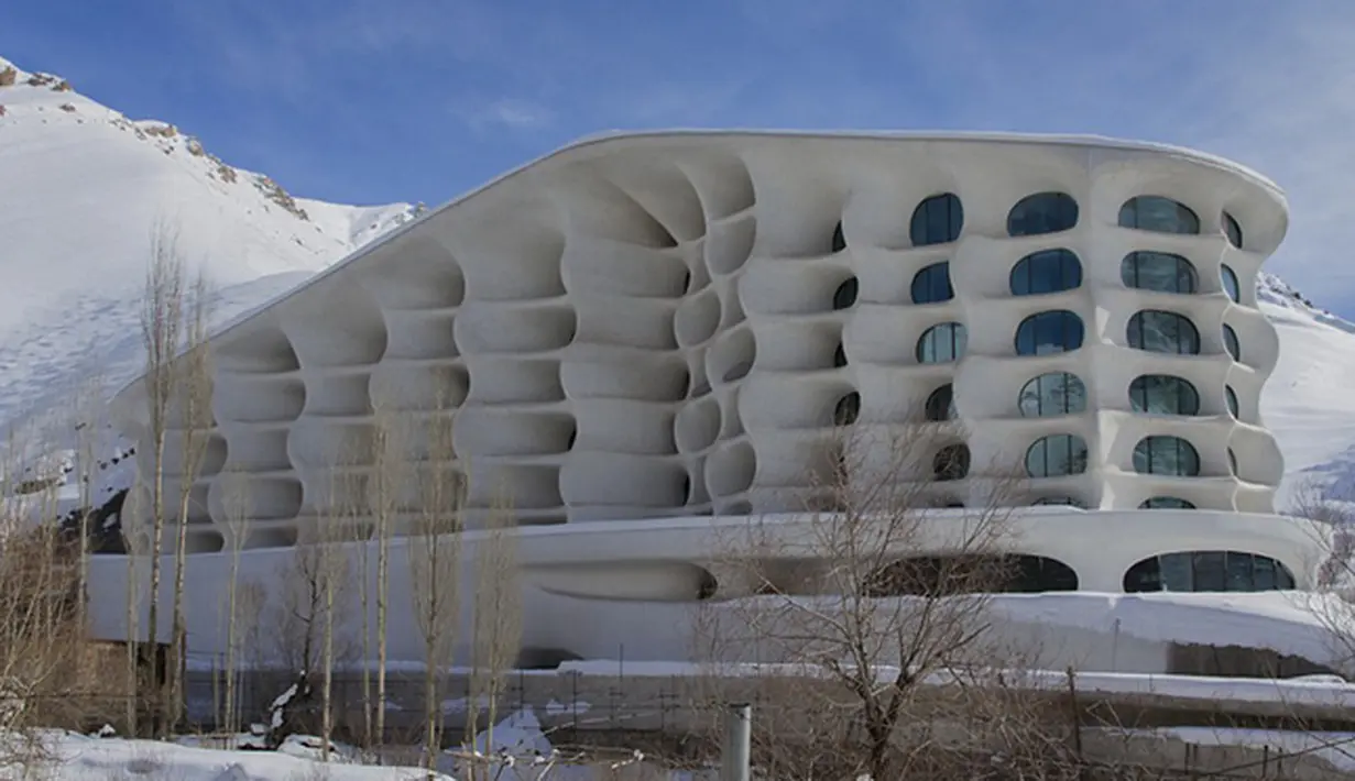 Barin Ski Resort di Iran merupakan penginapan yang sangat diminati para pemain ski. Di sini Anda akan disambut oleh langit biru dan udara yang segar, konsep bangunan ini menggabungkan bangunan kosmopolitan kota dengan pemandangan menakjubkan. (Dailymail)