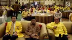 Presiden Ke-3 BJ Habibie (tengah) di dampingi Ketum Partai Golkar, Setya Novanto (kiri) Dewan Pembina DPP Partai Golkar Aburizal Bakrie menghadiri Seminar Nasional Partai Golkar, Jakarta, Kamis (19/10). (Liputan6.com/Johan Tallo )