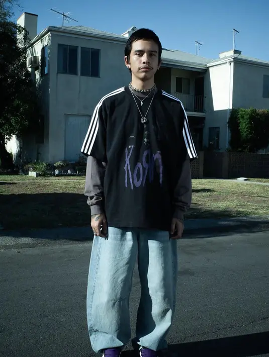 Mengingat kembali penampilan Korn di era 1990-an, para anggota kerap mengenakan track suit dari Adidas. [Foto: Adidas.dok]