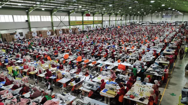 Suasana produksi di gudang Eiger.