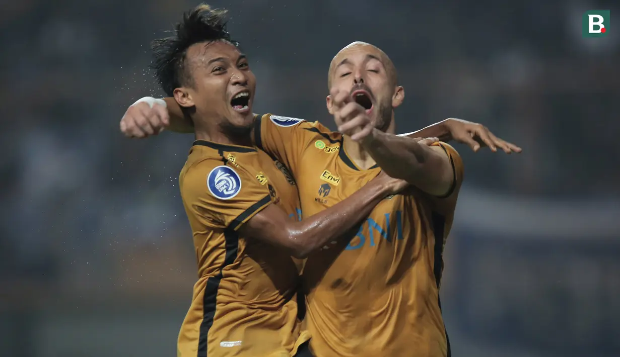 Pemain Bhayangkara FC, Youssef Ezzejjari (kanan) melakukan selebrasi bersama Muhammad Hargianto usai mencetak gol pertama timnya ke gawang Persib Bandung dalam laga pekan pertama BRI Liga 1 2022/2023 antara Bhayangkara FC melawan Persib Bandung di Stadion Wibawa Mukti, Cikarang, Minggu (24/7/2022). (Bola.com/Ikhwan Yanuar)
