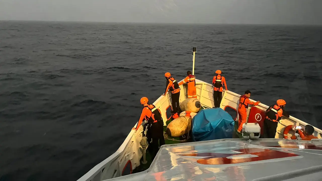 Basarnas Makassar terus melakukan pencarian korban tenggelamnya KM Nurul Salsa di perairan barat Pulau Polassi, Kabupaten Kepulauan Selayar, Sulawesi Selatan. (Dok. Istimewa)