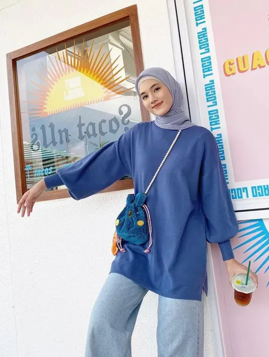 Bingung memadukan busana warna biru dengan hijab? Pilih hijab warna biru ke abu-abuan seperi influencer Rania Sukandari satu ini. (Instagram/raniaskdr_).