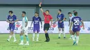 Wasit memberikan kartu merah kepada pemain Persita Tangerang, Bae Shin-yeong, saat melawan PSBS Biak pada laga BRI Liga 1 di Stadion Indomilk Arena, Sabtu (3/5/2025) petang WIB. (Bola.com/M Iqbal Ichsan)