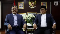 Ketua MPR Zulkifli Hasan (kiri) menerima kedatangan Ketua Umum PKB Muhaimin Iskandar di Kompleks Parlemen Senayan, Jakarta, Jumat (11/5). Pertemuan membahas kondisi kebangsaan terkini jelang Pilkada 2018 dan Pilpres 2019. (Liputan6.com/Johan Tallo)