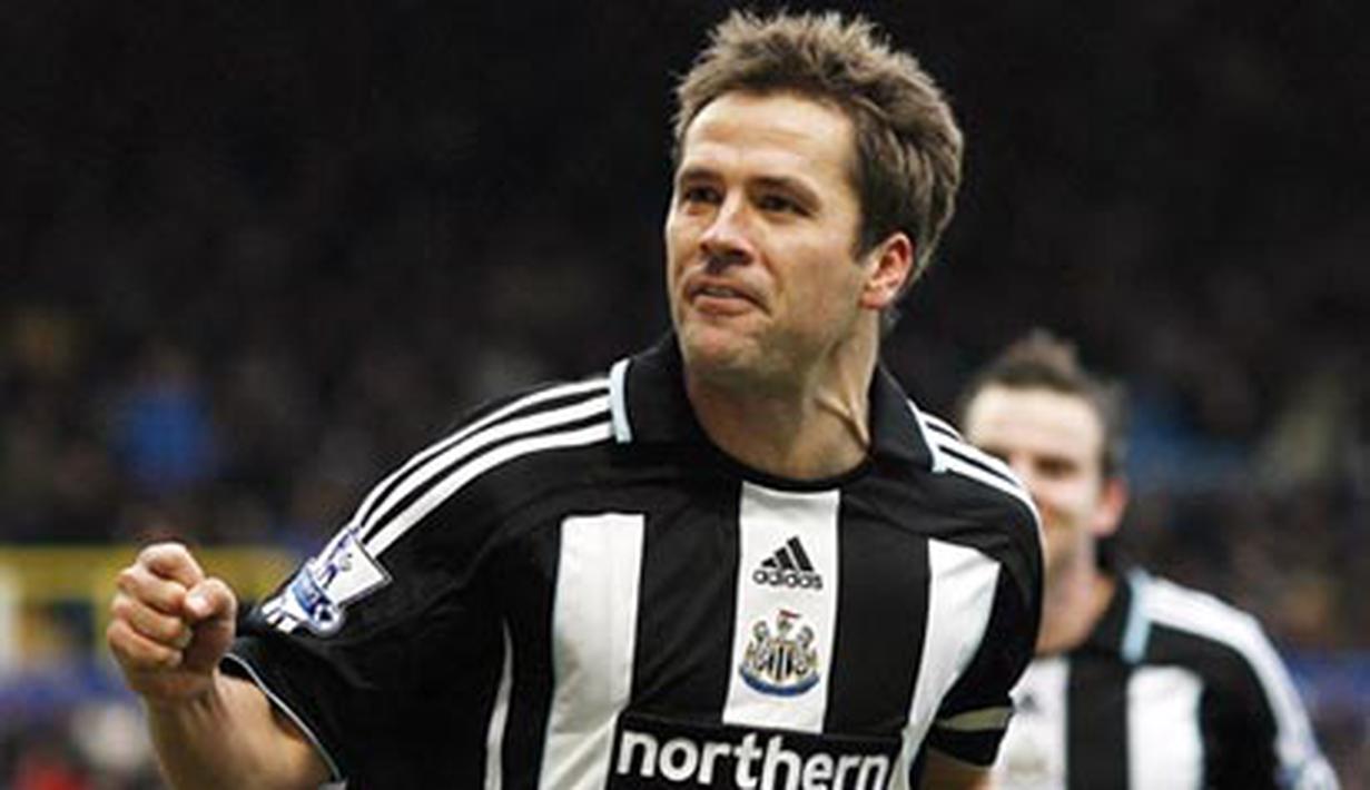 Newcastle's English Striker Michael Owen celebrates scoring a goal during their Premier League match against Portsmouth at Fratton Park, Portsmouth, on December 14, 2008. AFP PHOTO / Glyn Kirk