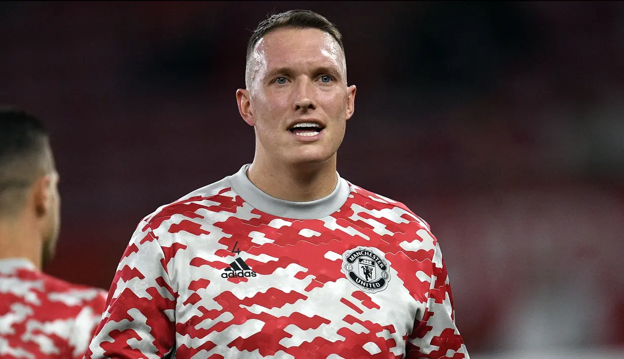 Phil Jones masih belum bermain di skuat utama Manchester United musim ini. Ia harus absen lama usai mengalami cedera pada Februari 2020. Pemain 29 tahun tersebut memanikan laga terakhirnya pada Januari tahun lalu melawan Tranmere Rovers pada ajang FA Cup. (AFP/Oli Scarff)