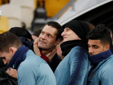 Seorang penggemar berselfie dengan pemain belakang Chelsea, David Luiz selama sesi pelatihan di NSC Olympiyskiy, Kiev, Ukraina (13/3). Chelsea akan bertanding melawan Dynamo Kiev pada leg kedua babak 16 besar Liga Europa. (Reuters/Valentyn Ogirenko)