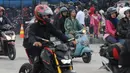 Pemudik menggunakan Vespa keluaran tahun 60 an saat masuk ke dalam kapal penyeberangan di Pelabuhan Merak, Banten, Jumat (23/6). H-2 Lebaran 2017, ribuan pemudik bermotor memadati dermaga 6 Pelabuhan Banten. (Liputan6.com/Helmi Fithriansyah)