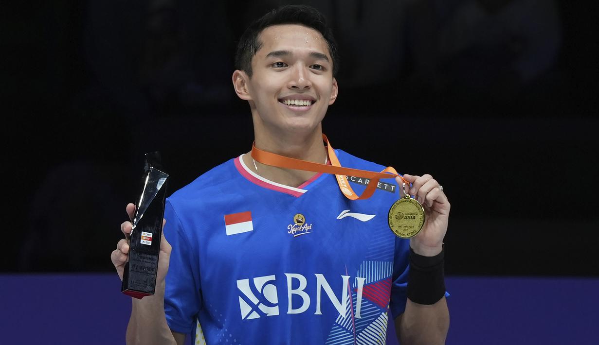 Selebrasi kemenangan pebulu tangkis tunggal putra Indonesia, Jonatan Christie dengan medali dan trofi juara setelah mengalahkan wakil China, Li Shi Feng pada laga final Badminton Asia Championship 2024, Minggu (14/4/2024) di Ningbo Olympic Sports Center Gymnasium, China. Jonatan Christie menang dua gim langsung, 21-15, 21-16. (AP Photo)