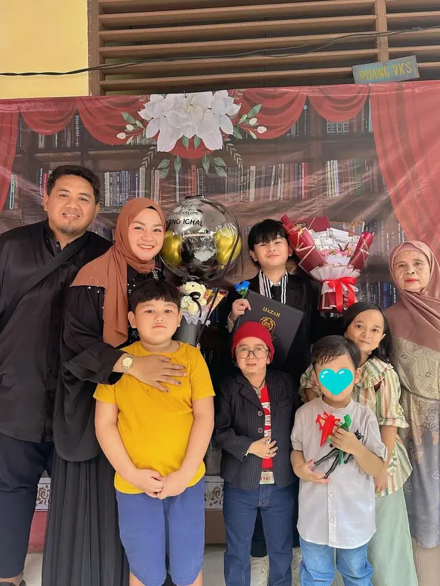 6 Momen Kelulusan SD Anak Daus Mini dan Yunita, Wajah Tampannya Curi Perhatian
