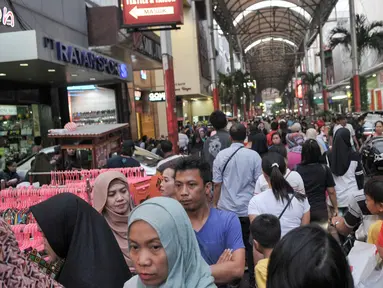 Kepadatan warga yang berbelanja di kawasan Pasar Baru, Jakarta Pusat, Rabu (21/6). Menjelang lebaran, kawasan perbelanjaan Pasar Baru mulai diserbu warga untuk berbelanja kebutuhan lebaran. (Liputan6.com/Yoppy Renato)