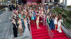 Miss Universe 2014, Paulina Vega (tengah) berpose dengan para kontestan Miss Universe 2015 di Planet Hollywood Resort & Casino di Las Vegas, Nevada, (7/12). Mereka akan melakukan sesi pemotretan jelang pertunjukan di DIC Crown. (Reuters/Matt Petit)