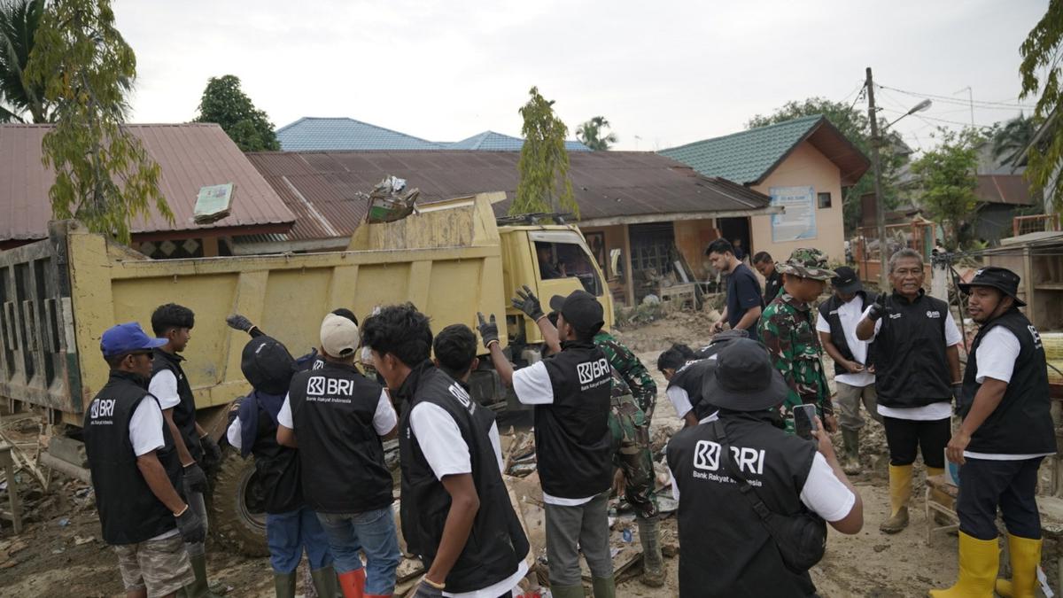 Relawan BRI Peduli Gotong Royong Pulihkan Sekolah Terdampak Bencana di Aceh Tamiang